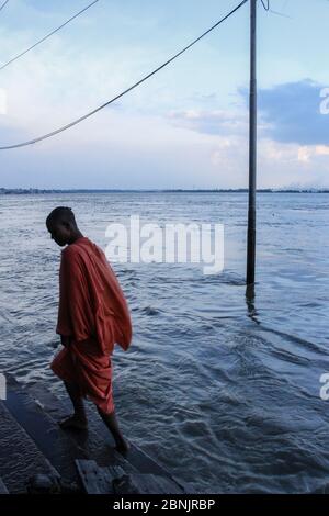 India, Varanasi - Uttar Pradesh stato, 30 luglio 2013. Uno yogi sale le scale di fronte al fiume Gange. Foto Stock