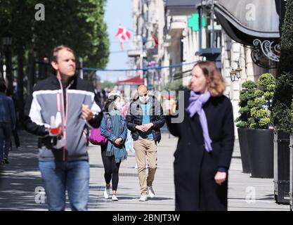 Parigi, Francia. 15 maggio 2020. La gente cammina agli Champs Elysees Avenue a Parigi, Francia, 15 maggio 2020. Il primo ministro francese Edouard Philippe ha annunciato giovedì un pacchetto di misure per un totale di 18 miliardi di euro (circa 19.44 miliardi di dollari) per salvare il settore turistico che è stato duramente colpito dalla pandemia del coronavirus. Credit: Gao Jing/Xinhua/Alamy Live News Foto Stock