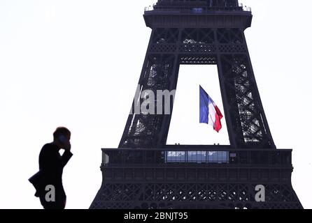 Parigi, Francia. 15 maggio 2020. Un uomo effettua una telefonata vicino alla Torre Eiffel al Trocadero Palace, Parigi, Francia, 15 maggio 2020. Il primo ministro francese Edouard Philippe ha annunciato giovedì un pacchetto di misure per un totale di 18 miliardi di euro (circa 19.44 miliardi di dollari) per salvare il settore turistico che è stato duramente colpito dalla pandemia del coronavirus. Credit: Gao Jing/Xinhua/Alamy Live News Foto Stock