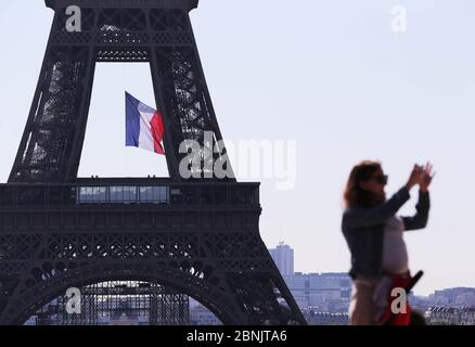 Parigi, Francia. 15 maggio 2020. Una donna scatta foto vicino alla Torre Eiffel al Trocadero Palace, Parigi, Francia, 15 maggio 2020. Il primo ministro francese Edouard Philippe ha annunciato giovedì un pacchetto di misure per un totale di 18 miliardi di euro (circa 19.44 miliardi di dollari) per salvare il settore turistico che è stato duramente colpito dalla pandemia del coronavirus. Credit: Gao Jing/Xinhua/Alamy Live News Foto Stock