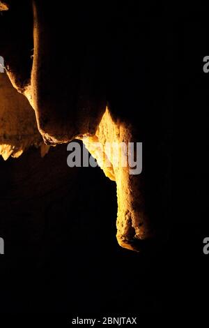 Antiparos, Cicladi, Grecia. In prossimità della colonna di stalattite all'interno della grotta di Antiparos, un sorprendente grotta rinomata per la sua ricca di stalattiti e Foto Stock