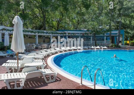 Sunny Beach, Bulgaria - 8 agosto 2019: Vista delle persone nuotare in piscina a Sunny Beach (Slanchev Bryag), la più grande località sul Mar Nero bulgaro Foto Stock