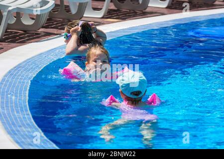 Sunny Beach, Bulgaria - 8 agosto 2019: Vista delle persone nuotare in piscina a Sunny Beach (Slanchev Bryag), la più grande località sul Mar Nero bulgaro Foto Stock