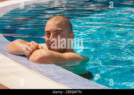 Sunny Beach, Bulgaria - 8 agosto 2019: Vista delle persone nuotare in piscina a Sunny Beach (Slanchev Bryag), la più grande località sul Mar Nero bulgaro Foto Stock