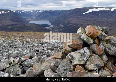 Loch an t-Seilich a Glen Tromie dal vertice della montagna scozzese Corbett Meallach Mhor, Cairngorms National Park , Scottish Highlands, Regno Unito. Foto Stock