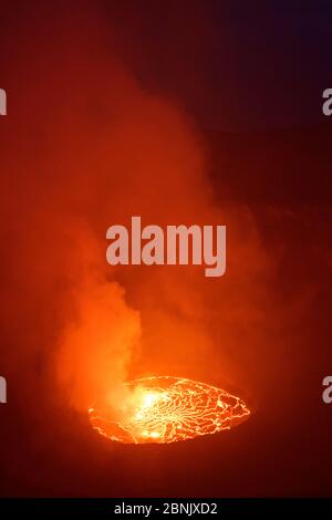 Lago di lava di notte nel cratere del vulcano Nyiragongo, Parco Nazionale Virunga, Provincia del Nord Kivu, Repubblica Democratica del Congo Luglio 2016. Foto Stock