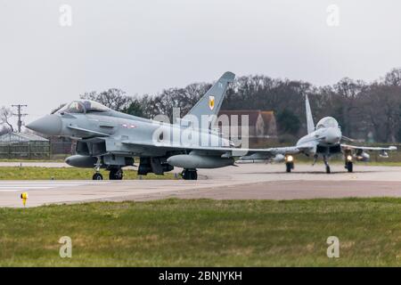 Il duo RAF Typhoon FGR4 si esibire in un tassista alla pista di Conningsby nel marzo 2016. Foto Stock