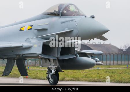 RAF Typhoon FGR4 che tassava alla pista di Conningsby nel marzo 2016. Foto Stock