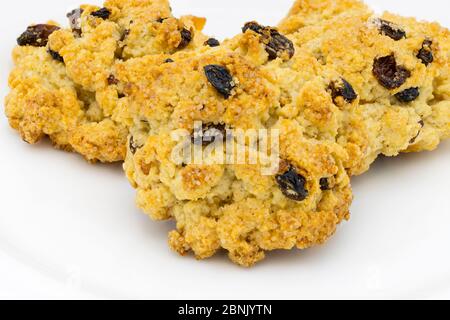 Tre dolci di roccia freschi e freschi, preparati in casa, presentati su un piatto bianco di cina con sfondo bianco Foto Stock