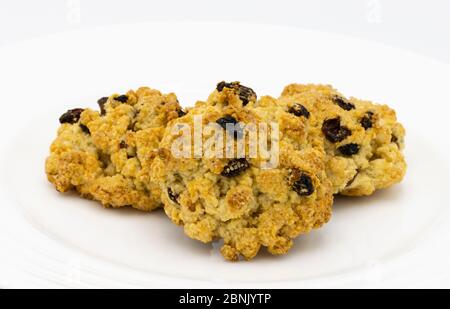 Tre dolci di roccia freschi e freschi, preparati in casa, presentati su un piatto bianco di cina con sfondo bianco Foto Stock