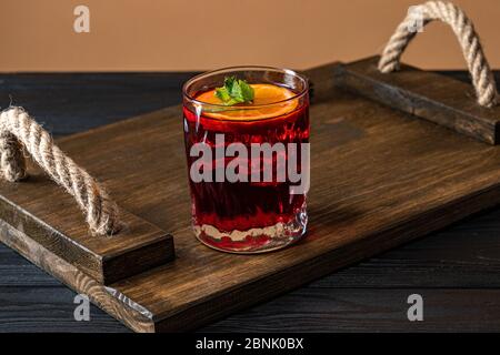 Cocktail di quarantena fatto in casa, composto da ingredienti che si trovano a casa. Prodotto con gin, succo d'arancia, sciroppo di zucchero e spumante Foto Stock