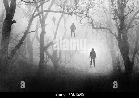 Una foresta spettrale e misteriosa in inverno, con un uomo che galleggia contro una luce brillante, con gli alberi silhouette dalla nebbia. Con un montaggio grunge, vintage e testurizzato Foto Stock