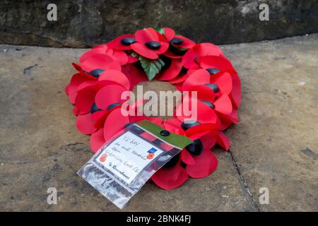 Una corona di papavero è raffigurata al memoriale di guerra a Chippenham, Wiltshire, il giorno in cui il Regno Unito commemora il 75° anniversario del VE Day Foto Stock