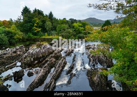 Erosione di roccia sul fiume nel villaggio di Sneem, anello di Kerry Trail, penisola di Iveragh, Contea di Kerry, Irlanda, Europa. Settembre 2015. Foto Stock