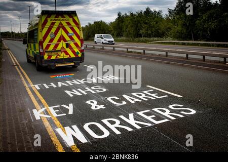 Dudley, West Midlands, Regno Unito. 15 maggio 2020. Un messaggio di apprezzamento e grazie al NHS, Key and Care Workers è dipinto sulla superficie di una trafficata strada a doppia carreggiata, durante l'avvicinamento al Russells Hall Hospital. Il messaggio dipinto è apparso durante la notte ringraziando i lavoratori durante la pandemia di Covid-19. Credit: Anthony Wallbank/Alamy Live News Foto Stock