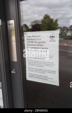 Cumbria, Regno Unito. 15 maggio 2020. Lago Windermere Bowness su Windermere ancora chiuso per business.Shops chiuso o vuoto & Bowness Bay Prom deserted. Tutte le imbarcazioni di piacere sono incatenate e uffici di biglietteria chiusi. Principali cancelli del parcheggio chiuso e servizi igienici bloccati e imbullonato Cumbria Tourist Board sta ancora dicendo 'TENERE LONTANO'. Credit: Gordon Shoosmith/Alamy Live News Foto Stock