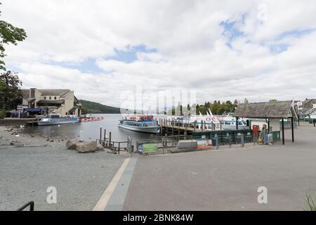 Cumbria, Regno Unito. 15 maggio 2020. Lago Windermere Bowness su Windermere ancora chiuso per business.Shops chiuso o vuoto & Bowness Bay Prom deserted. Tutte le imbarcazioni di piacere sono incatenate e uffici di biglietteria chiusi. Principali cancelli del parcheggio chiuso e servizi igienici bloccati e imbullonato Cumbria Tourist Board sta ancora dicendo 'TENERE LONTANO'. Credit: Gordon Shoosmith/Alamy Live News Foto Stock