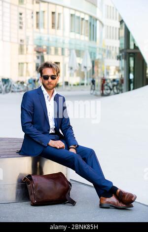 uomo in costume che indossa occhiali da sole Foto Stock