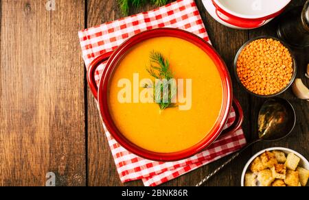 Zuppa di lenticchie in padella, fondo di legno Foto Stock