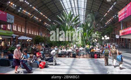 Area d'attesa alla stazione ferroviaria Atocha di Madrid Foto Stock