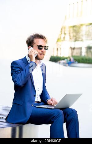 Uomo che lavora fuori a Francoforte sul meno, Germania Foto Stock