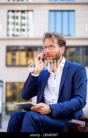 Uomo che lavora fuori a Francoforte sul meno, Germania Foto Stock