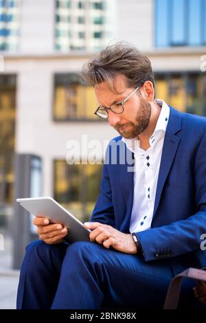 Uomo che lavora fuori a Francoforte sul meno, Germania Foto Stock