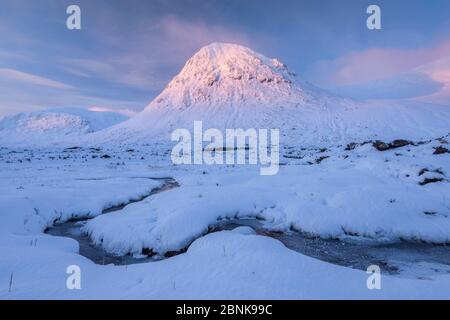 Devil's Point e il fiume Dee all'alba, nella neve, Cairngorms National Park, Highlands della Scozia, Regno Unito, Gennaio 2016. Foto Stock