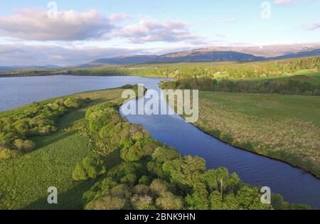 Veduta aerea Insh Marshes Riserva Naturale Nazionale, Cairngorms National Park, Scotland, Regno Unito, maggio 2016. Foto Stock