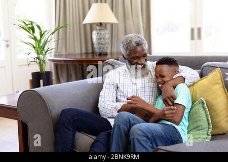 Anziano afro-americano che si gode il suo tempo a casa, Foto Stock