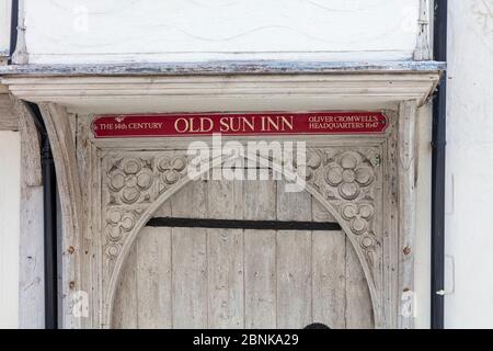 La porta per l'Old Sun Inn Saffron Walden, 13 ° secolo sede di Oliver Cromwell. Essex, Regno Unito Foto Stock