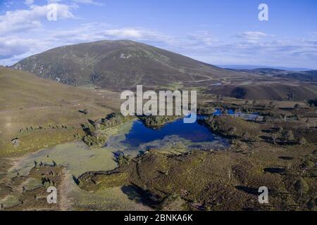 Loch un' Garbh-choire sopra il Ryvoan Pass, Cairngorms National Park, Scozia, Giugno 2016. Foto Stock