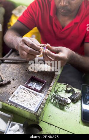 dh Moonstone Mines Asia AMBALANGODA SRI LANKA Gemstone Sri Lanka lavoratore finito anello moonstones gemme miniera gemma asiatico Foto Stock