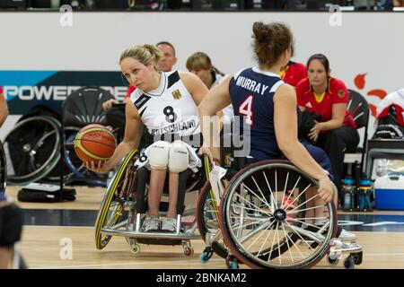 Londra Inghilterra, settembre 1 2012: Annika Zeyen, in Germania, afferra il basket tra i giocatori degli Stati Uniti durante una partita di basket femminile in carrozzina presso la London Paralympics. ©Bob Daemmrich Foto Stock