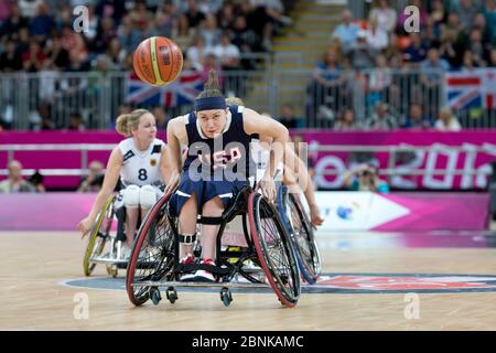 Londra Inghilterra, settembre 1 2012: Desi Miller USA insegue una palla sciolta durante la perdita del 54-48 della squadra americana in Germania al London Paralympics. ©Bob Daemmrich Foto Stock