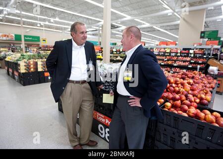 San Marcos, Texas USA, 2012: Due manager maschi bianchi di un Wal-Mart Supercenter parlano nella sezione prodotti. ©Marjorie Kamys Cotera/Daemmrich Photography Foto Stock