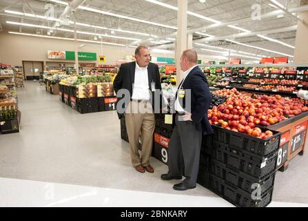 San Marcos, Texas USA, 2012: Due manager maschi bianchi di un Wal-Mart Supercenter parlano nella sezione prodotti. ©Marjorie Kamys Cotera/Daemmrich Photography Foto Stock