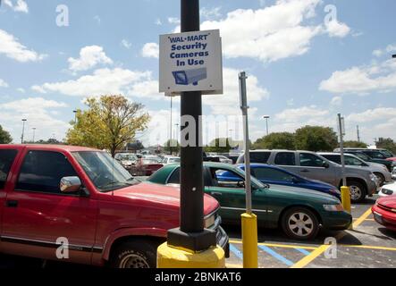 San Marcos Texas USA, 2012: Accedi al parcheggio del negozio Wal-Mart indicando l'uso della videosorveglianza. ©Marjorie Kamys Cotera/Daemmrich Photography Foto Stock