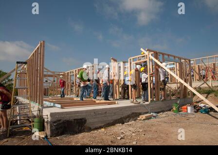 Austin Texas USA, 2012: I dipendenti dell'azienda offrono volontariamente il loro tempo per aiutare a costruire una casa a prezzi accessibili con Habitat for Humanity. Habitat for Humanity finanzia e costruisce case che i residenti a basso reddito possono permettersi attraverso mutui a tasso zero. ©Bob Daemmrich Foto Stock