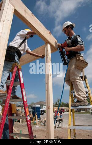 Austin Texas USA, 2012: I dipendenti dell'azienda offrono volontariamente il loro tempo per aiutare a costruire una casa a prezzi accessibili con Habitat for Humanity. Habitat for Humanity finanzia e costruisce case che i residenti a basso reddito possono permettersi attraverso mutui a tasso zero. ©Bob Daemmrich Foto Stock