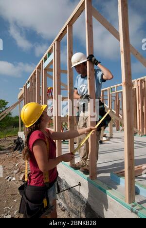 Austin Texas USA, 2012: I dipendenti dell'azienda offrono volontariamente il loro tempo per aiutare a costruire una casa a prezzi accessibili con Habitat for Humanity. Habitat for Humanity finanzia e costruisce case che i residenti a basso reddito possono permettersi attraverso mutui a tasso zero. ©Bob Daemmrich Foto Stock