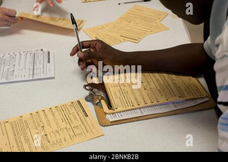 Austin Texas USA, ottobre 1 2012: I volontari dei genitori conducono un'unità di registrazione degli elettori per i bambini di 18 anni alla Lyndon Baines Johnson (LBJ) High School di Austin, Texas. Molti anziani delle scuole superiori voteranno per la prima volta nelle elezioni del novembre 2012. ©Bob Daemmrich Foto Stock