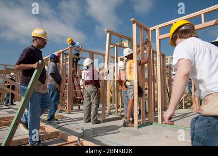 Austin Texas USA, 2012: I dipendenti dell'azienda offrono volontariamente il loro tempo per aiutare a costruire una casa a prezzi accessibili con Habitat for Humanity. Habitat for Humanity finanzia e costruisce case che i residenti a basso reddito possono permettersi attraverso mutui a tasso zero. ©Bob Daemmrich Foto Stock