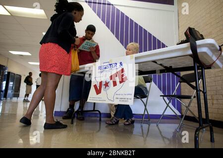 Austin Texas USA, ottobre 1 2012: I volontari dei genitori conducono un'unità di registrazione degli elettori per i bambini di 18 anni nel corridoio di ingresso della Lyndon Baines Johnson (LBJ) High School. Molti anziani delle scuole superiori voteranno per la prima volta nelle elezioni del novembre 2012. ©Bob Daemmrich Foto Stock