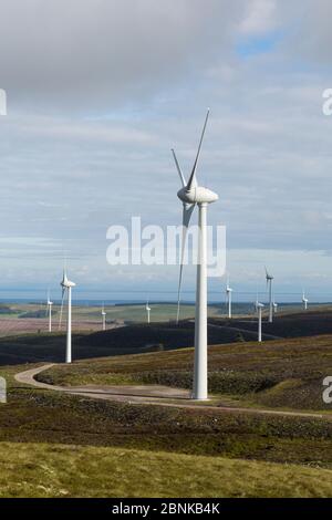 Le turbine eoliche presso Berry Burn su Altyre station wagon, murene, Scozia, luglio 2016. Foto Stock