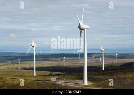 Le turbine eoliche presso Berry Burn su Altyre station wagon, Moray Scozia, Regno Unito. Luglio 2016. Foto Stock