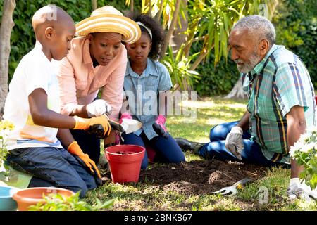 Coppia africana americana senior con la nipote e il nipote in giardino Foto Stock
