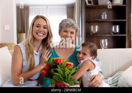 Donna caucasica anziana che passa il tempo con sua figlia e sua nipote a casa Foto Stock
