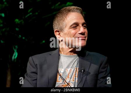 Austin Texas USA, ottobre 2012: L'attore Tony Danza fa una apparizione al Texas Book Festival per discutere il suo primo libro, 'vorrei scusarmi con ogni insegnante....' Circa il suo anno come insegnante della scuola pubblica di Philadelphia. Ottobre 2012. ©Bob Daemmrich Foto Stock