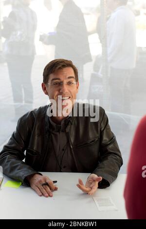 Austin Texas USA, 2012 ottobre: L'autore Justin Cronin aspetta nella tenda che firma il libro dopo aver parlato delle sue opere, 'i dodici' e 'il passaggio' ad una grande folla di amanti del libro al Texas Book Festival. ©Bob Daemmrich Foto Stock